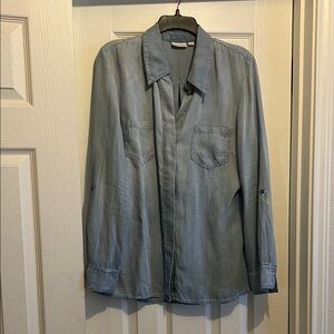 Woman’s BNWOT Light Blue Denim blouse L